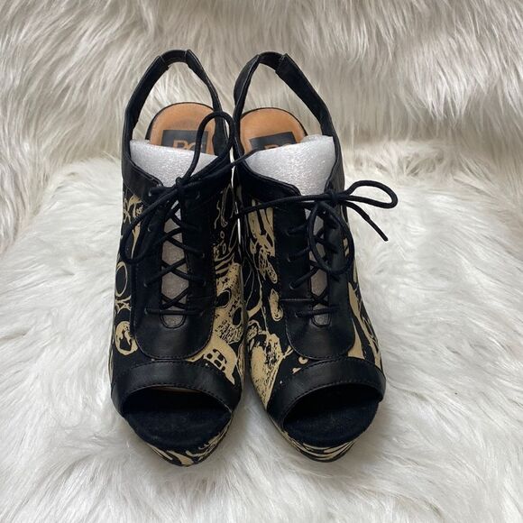 BC FOOTWEAR Wedge Black Skulls Sandals - Picture 2 of 6